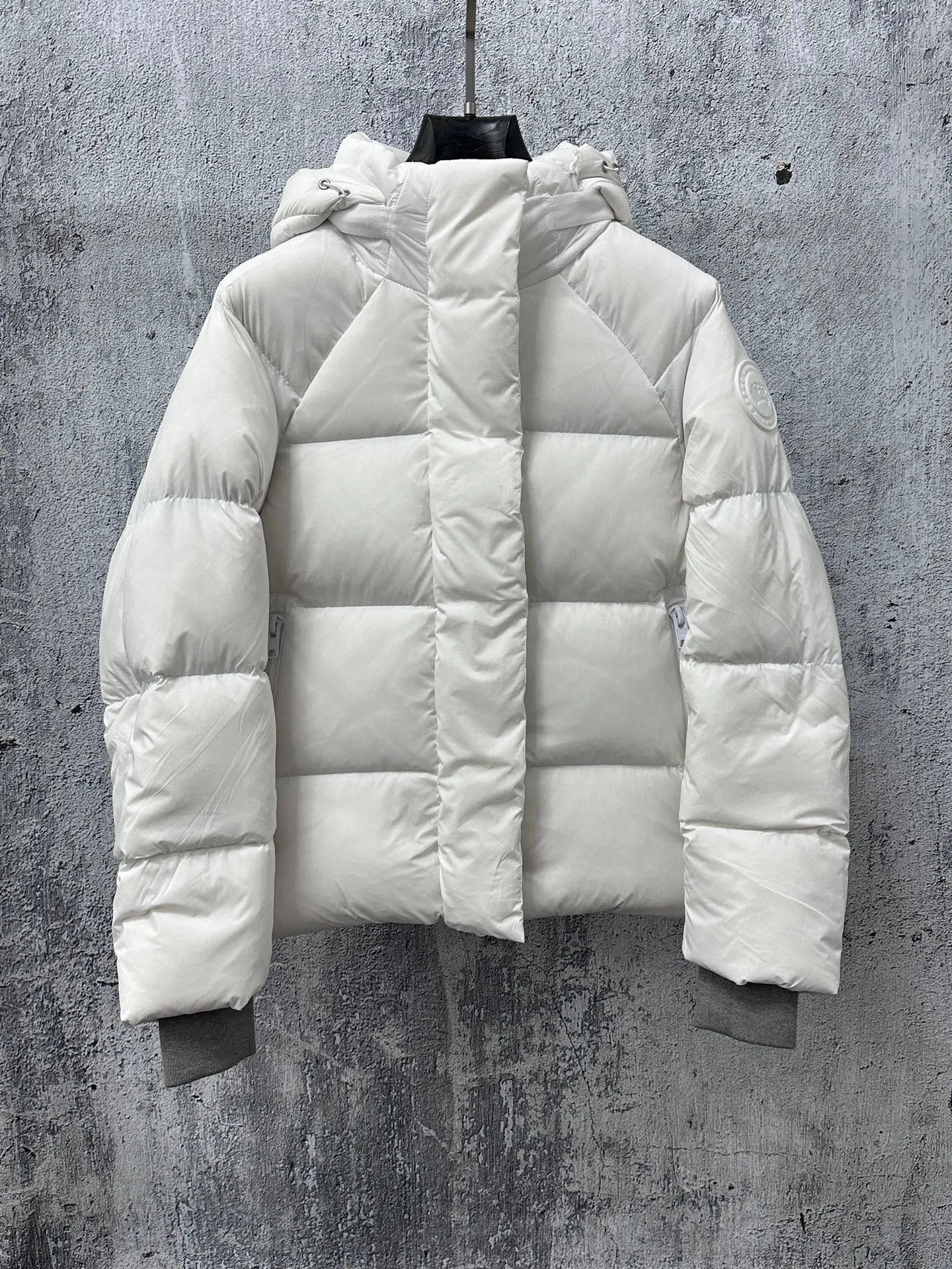P740 【𝗖𝗔𝗡𝗔𝗗𝗔 𝗚𝗢𝗢𝗦𝗘】Capsule Series Macaron White Label Fabric: Made of soft EnduraLuxe fabric imported from DuPont, CORDURA, USA, which enhances the durability of easy-to-wear parts, is lightweight and durable; the liner is made of 400T anti-velvet gallbladder, which is comfortable, soft and non-velvet. : Equipped with a detachable hood, which can be adjusted in two directions, and is also filled with down, which brings greater softness and wrapping around the head and neck, and is full of warmth. This parka features white trim on the back and sides, and the hardware locks are all original and custom-made to match the muted fabric color. Goose label: The official website’s new series of silicone material labels, non-embroidery labels. Length: Fit hip-length. Size: XS-L